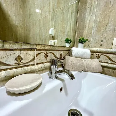 Gatu Gadir, Preferente Mayores De 25 Anos Y Familias 加的斯